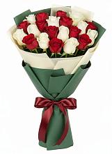 Букет Микс из красных и белых роз в Усть-Коксе
