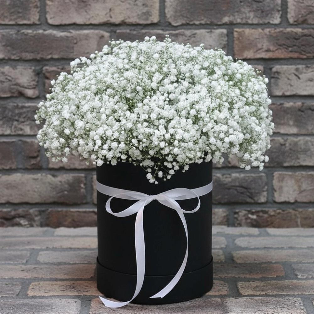 Цветочная композиция из Гипсофила в шляпной коробке в Усть-Коксе