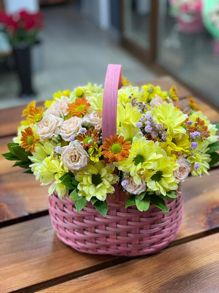 Цветочная композиция из Хризантемы и Розы в корзине в Усть-Коксе