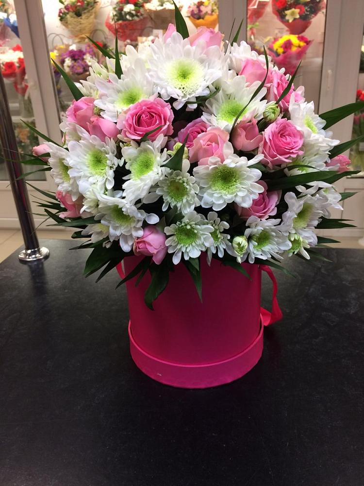 Цветочная композиция из Розы и Хризантемы в шляпной коробке в Усть-Коксе