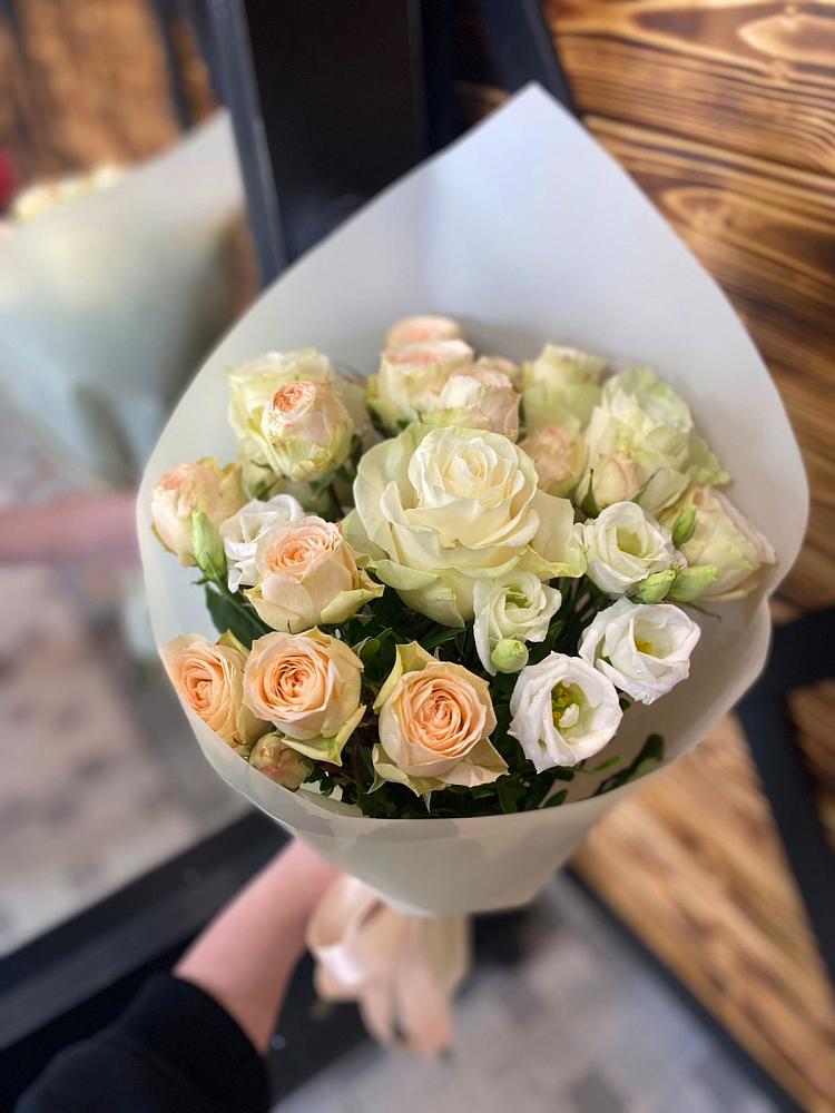 Букет цветов из: Розы и Лизиантусы в Усть-Коксе